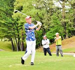 親睦を深めながらプレーする参加者＝２９日、新温泉町切畑の湯村カンツリークラブ