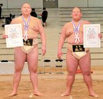 個人の無差別級で準優勝したムンフビルグーン（左）と加藤哀翔＝高知県立春野総合運動公園相撲場
