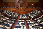 　２０２５年度予算案を可決した衆院本会議＝４日午後