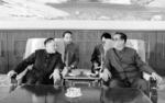 　北朝鮮の金日成主席（手前右）と言葉を交わすトウ小平氏（同左）（ゲッティ＝共同）