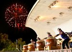 共演　５０周年を迎えた「米子がいな太鼓」の勇壮な演奏を花火が彩る