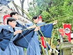 源氏に見立てた的に向かって竹矢を放つ３人の射手＝２８日、香美町香住区余部の平内神社