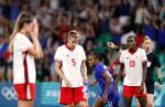 　パリ五輪サッカー女子１次リーグＡ組でフランスと対戦するカナダの選手ら＝２８日（ロイター＝共同）