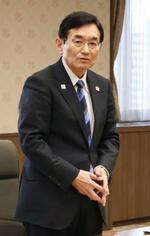 　協議会であいさつする福岡県の江口勝副知事＝８日午後、福岡県庁