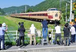 最後の雄姿をカメラに収める鉄道愛好家ら＝１４日、日野町下榎