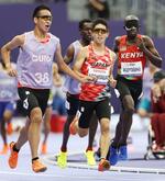 　パリ・パラリンピックの陸上男子５０００メートル（視覚障害Ｔ１１）決勝で力走する唐沢剣也（手前右）。銀メダルを獲得した＝３０日、パリ郊外（共同）