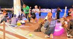 海浜施設でスーパーボールすくいなどを楽しむ家族連れ