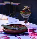 　飲食店「米とサーカス」の夏休みイベントで提供される「昆虫パフェ」（右）と「虫の団子」＝東京都渋谷区