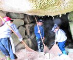 古墳をきれいにする子どもたち＝２０日、香美町村岡区寺河内の文堂古墳