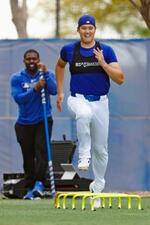 　笑顔でトレーニングするドジャース・大谷＝グレンデール（共同）