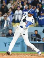 　ブレーブス戦の９回、３号サヨナラ本塁打を放つドジャース・大谷＝ロサンゼルス（共同）
