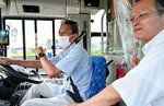指導を受けながらバスの運転を体験する参加者