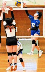 女子決勝・米子北斗―鳥取城北　米子北斗は第２セット、中原（１２）がスパイクから得点を決めて８―６とし、６連続得点の流れをつくる＝鳥取育英高体育館