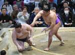 大相撲春場所千秋楽で尊富士（右）が押し倒しで豪ノ山を破り、１１０年ぶりとなる新入幕優勝を果たした＝２４日、エディオンアリーナ大阪