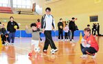 ディオッサ出雲ＦＣの選手（右）の指導でシュートを練習する子ども