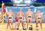 団体で２年ぶり７度目の優勝を飾った鳥取城北の（左から）加藤、西村、ムンフビルグーン、藤村＝石川県卯辰山相撲場