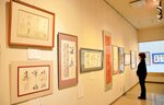 小径碑文をテーマに表現された書作品が並ぶ展示室