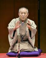 　落語会で口演する桂ざこばさん＝２０１７年７月、神戸市