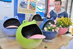 海の厄介者のブイを加工したカエルの形をしたプランター＝４月２５日、岩美町大谷の山陰松島遊覧