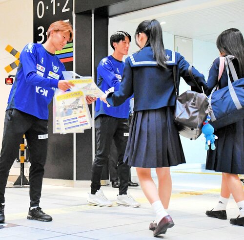 米子駅の利用者に踏切の通行マナーを呼びかける丸山選手（左）と吉井選手（左から２人目）