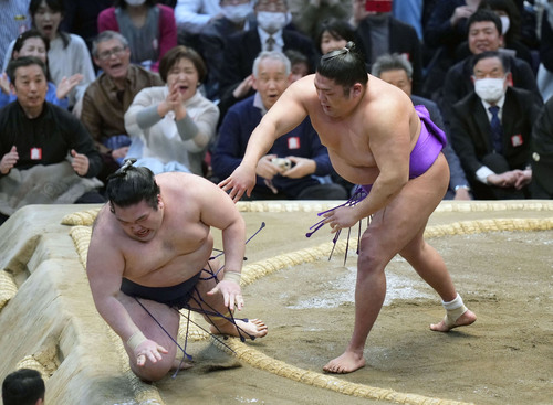 大相撲春場所千秋楽で尊富士（右）が押し倒しで豪ノ山を破り、１１０年ぶりとなる新入幕優勝を果たした＝２４日、エディオンアリーナ大阪