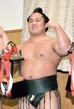 ２０１６年九州場所で初の三賞となる敢闘賞を受賞した石浦＝福岡国際センター
