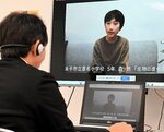 自身の作品の工夫した点などをオンラインで説明する森君＝２日、鳥取市若葉台南７丁目の県産業振興機構