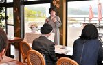 がん患者の体験に耳を傾ける参加者ら＝２２日、湯梨浜町南谷の「Ｃａｆｅ　ｉｐｐｏ」