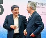 　エルベ・シャンデス氏（右）と北野武＝東京都台東区