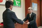 　政治倫理審査会の報告書を受け取る兵庫県姫路市議会の宮下和也議長＝７日午後、姫路市役所