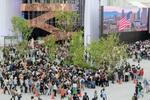 　米国館に並ぶ来場者＝９日午前、大阪市此花区の夢洲