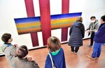 富本賞受賞作「朝明の稔り」を見学する来場者ら