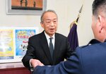 感謝状を受け取る林社長＝３０日、鳥取市気高町北浜２丁目の浜村署