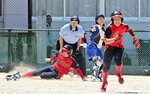 決勝・米子松蔭－鳥取城北　鳥取城北は六回、１死三塁から三走神林（左）が山根（右）のスクイズで本塁に滑り込んで勝ち越す＝倉吉総産高女子ソフトボール場