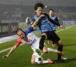 　ＡＣＬＥ・決勝トーナメント１回戦の上海申花戦で激しく競り合う川崎・佐々木（右）＝２０２５年３月１２日、Ｕ等々力