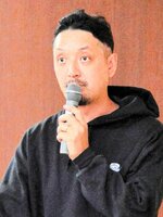 広告制作のこつを伝える日下さん