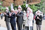 ウサギのかぶり物を身につけ観光業の回復と飛躍を祈願する職員＝９日、鳥取市白兎の白兎神社