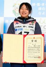 　公開競技のジャンプ女子で優勝した余市紅志・桜井羽奈＝サンピラー交流館