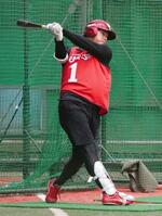 　新人合同練習で打撃練習に励む楽天・宗山＝仙台市