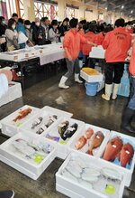 魚介類求め人だかり　上屋内で行われた直販コーナー。新鮮な魚介類が飛ぶように売れていく