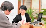 自宅に開いたレンタルスペースで女性の起業に向けたアドバイスなどを行う宮口さん（中央）＝岩美町岩本