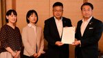 平井知事（右）に要請書を手渡す田中会長（右から２人目）＝２日、県庁