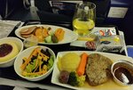 帰りの夕食では洋食を選択。奥のグラスは弁天娘。隣の記者は千代むすびを注文していた