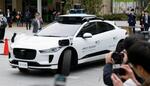 　走行するウェイモの自動運転車両＝１０日午前、東京都港区