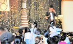 ミケーレさんのシャボン玉コンサートを楽しむ子どもたち