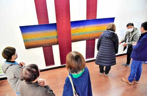 富本賞受賞作「朝明の稔り」を見学する来場者ら