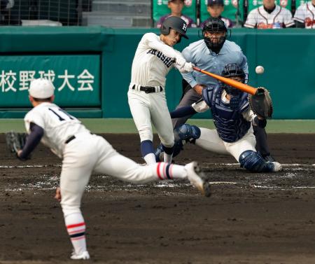 　東洋大姫路―広島商　２回表広島商１死満塁、西村が左中間に走者一掃の三塁打を放つ。投手木下、捕手桑原＝甲子園