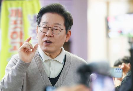 　９日、韓国南東部の慶尚北道永川市の市場で演説する「共に民主党」の李在明前代表（聯合＝共同）