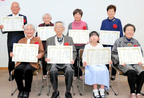 賞状を手に喜ぶ受賞者＝１６日、鳥取市富安２丁目の新日本海新聞社