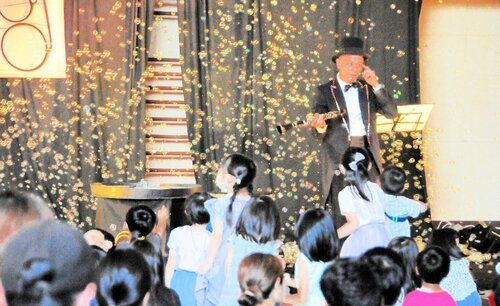 ミケーレさんのシャボン玉コンサートを楽しむ子どもたち